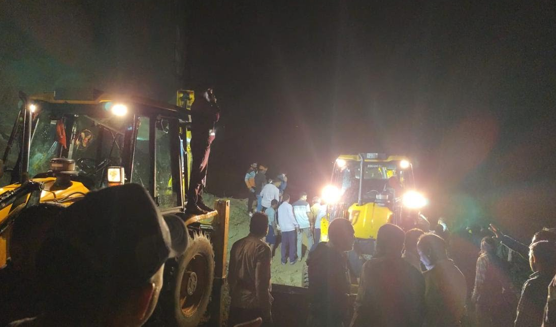 हिमाचल के बिलासपुर में लैंडस्लाइड का कहर, पहाड़ से बस पर गिरा मलबा, अब तक 18 शव बरामद